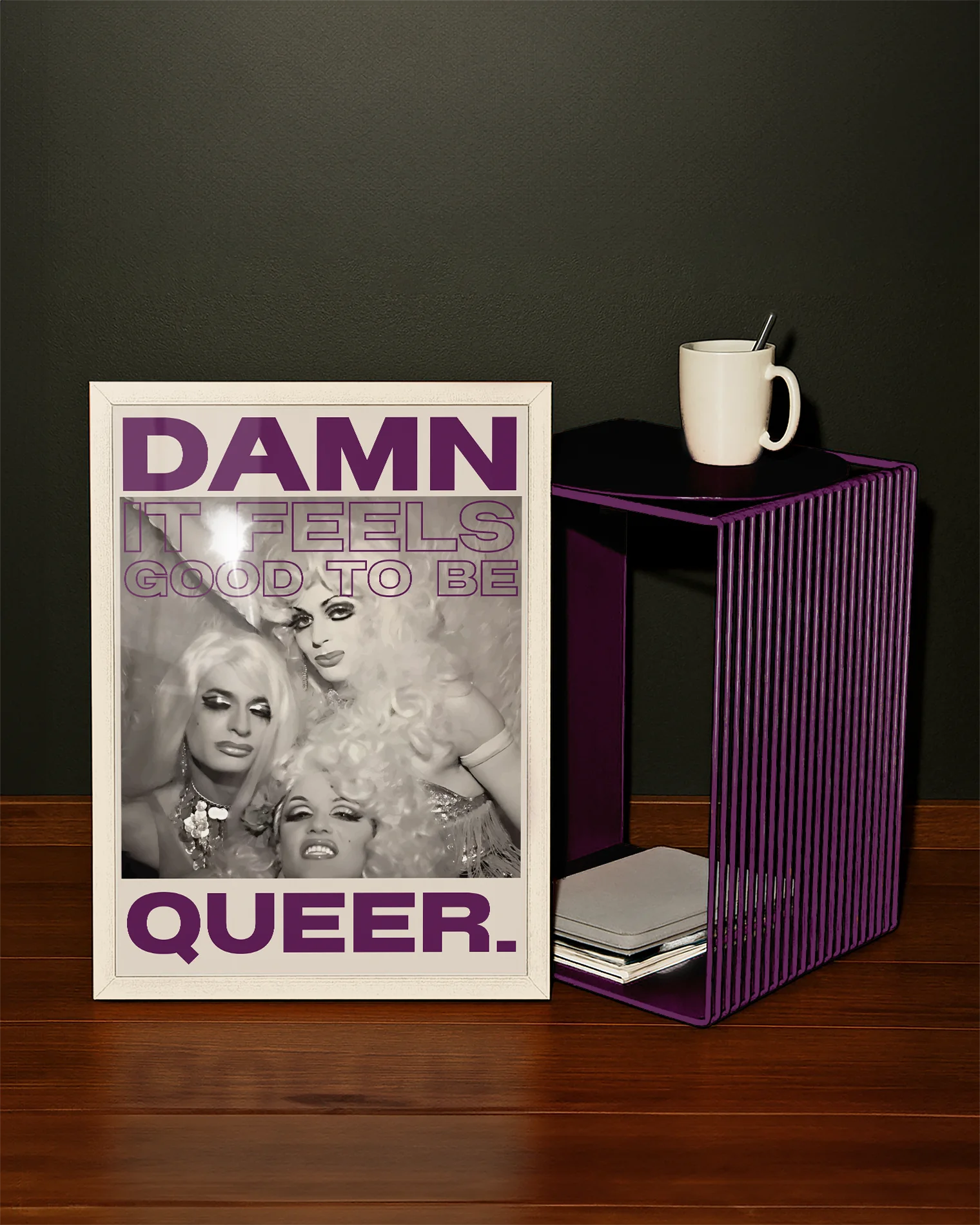 Postern föreställer tre dragqueens i en vintage fotografi-stil med texten ' DAMN IT FEELS GOOD TO BE QUEER.'