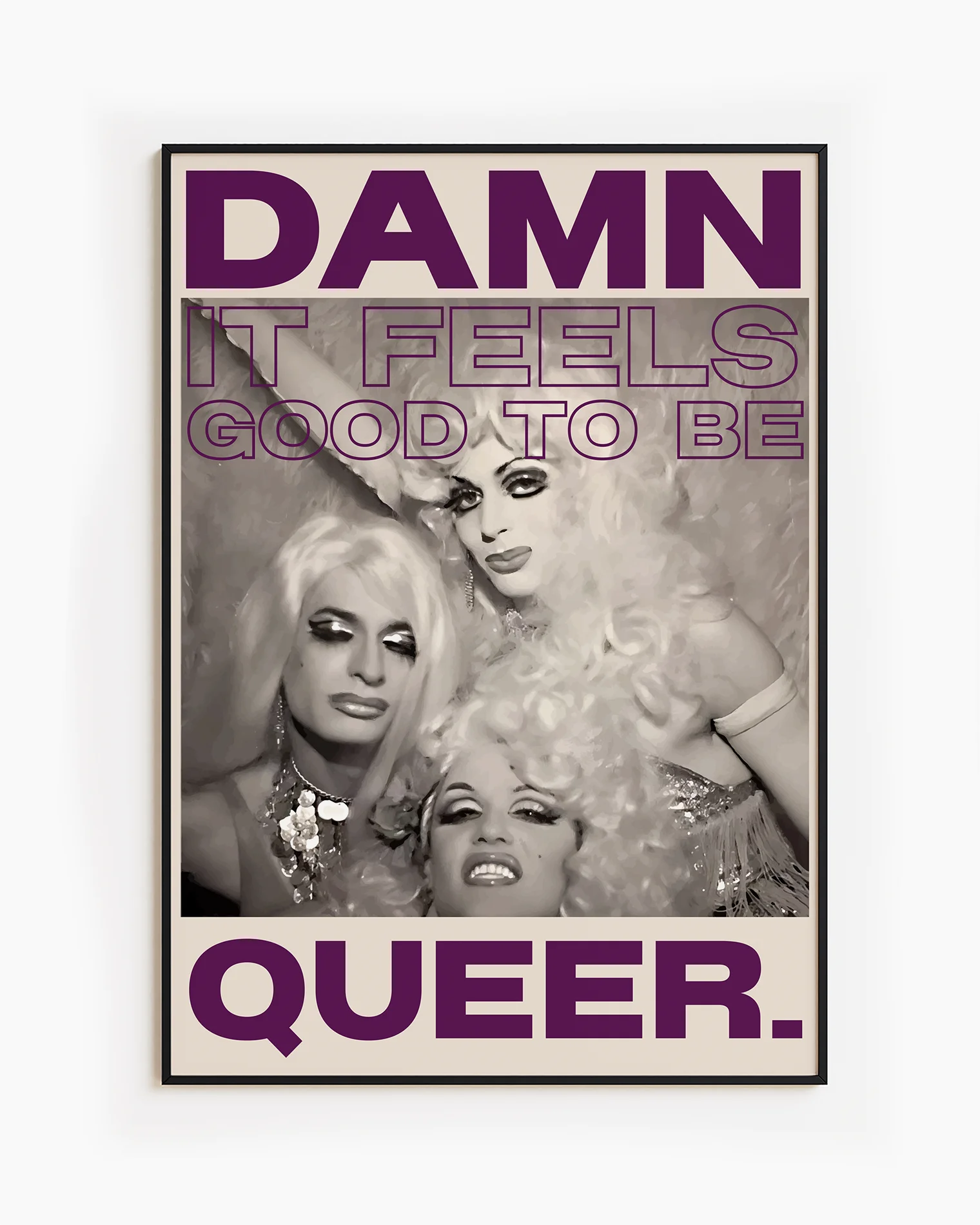 Postern föreställer tre dragqueens i en vintage fotografi-stil med texten ' DAMN IT FEELS GOOD TO BE QUEER.'