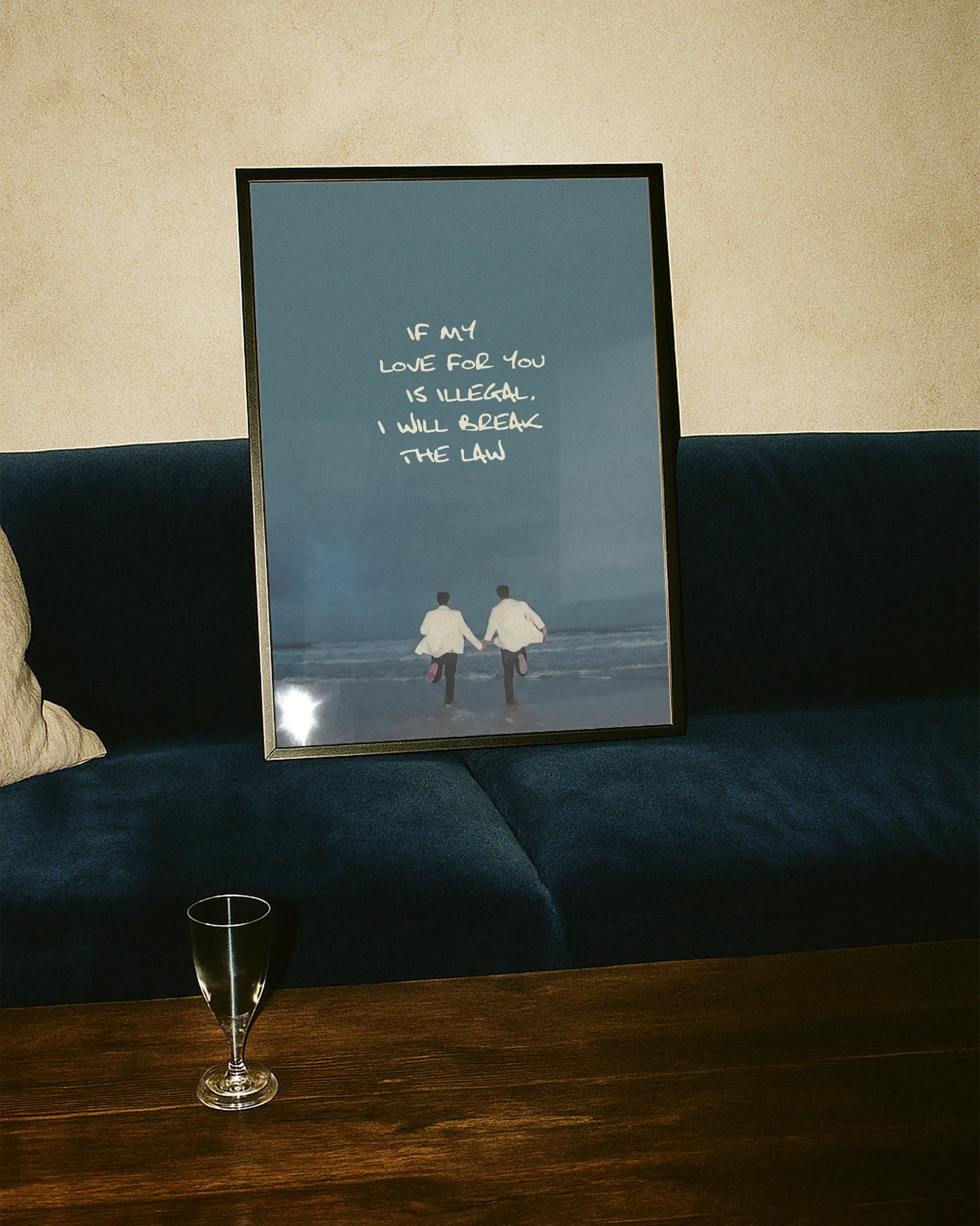 En poster som föreställer två män som springer hand i hand mot havet med texten 'IF MY LOVE FOR YOU IS ILLEGAL, I WILL BREAK THE LAW'.
