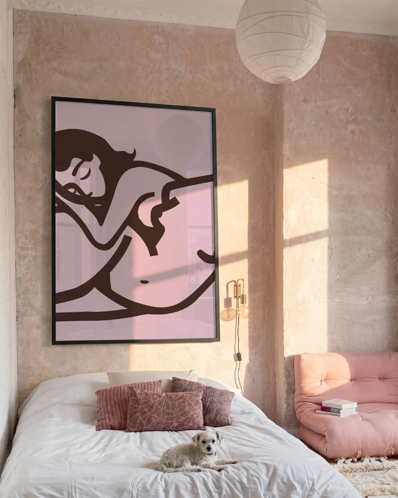 En poster med två nakna illustrerade kvinnor i färgerna rosa och brunt.
