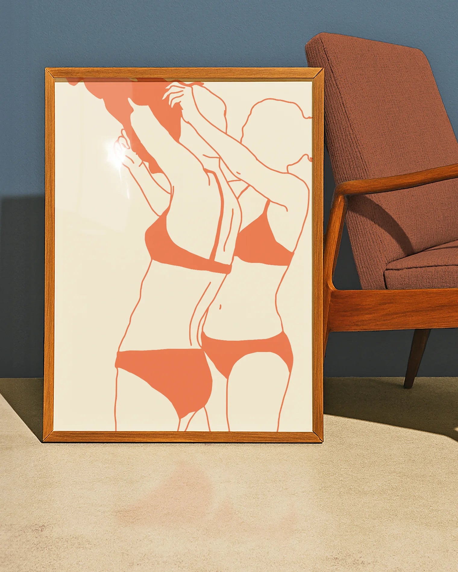 En poster som föreställer ett lesbiskt par i bikini som klär av varann, i en minimalistisk, linjerad stil.