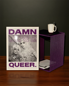Postern föreställer tre dragqueens i en vintage fotografi-stil med texten ' DAMN IT FEELS GOOD TO BE QUEER.'