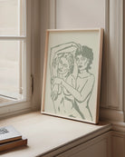 Postern föreställer ett två nakna kvinnor i en kram, i linjär och minimalistisk stil.