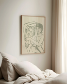 Postern föreställer ett två nakna kvinnor i en kram, i linjär och minimalistisk stil.