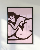 En poster med två nakna illustrerade kvinnor i färgerna rosa och brunt.