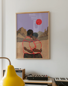 En poster som föreställer två män i en omfamning framför en vacker bergskedja, röd sol och lila himmel.