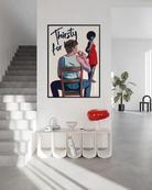 En poster som föreställer en butchflata som dricker ur en juicebox, sittandes på en stol. Framför henne står en vacker kvinna med ett sug i blicken, tillsammans med texten 'Thirsty for her'.