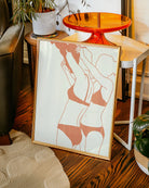 En poster som föreställer ett lesbiskt par i bikini som klär av varann, i en minimalistisk, linjerad stil.