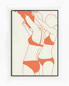 En poster som föreställer ett lesbiskt par i bikini som klär av varann, i en minimalistisk, linjerad stil.